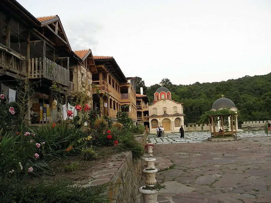 Манастир обучава звънари