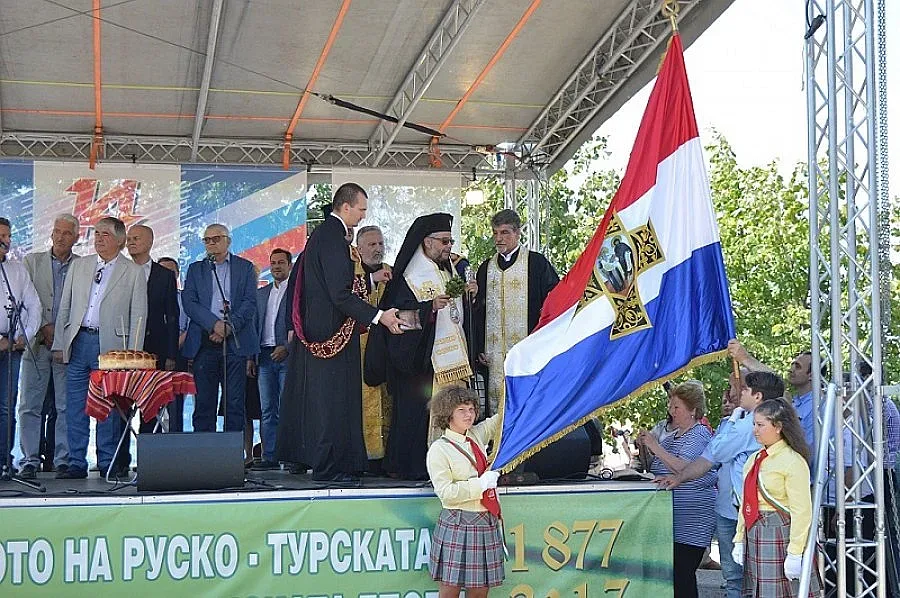 Митрополит Киприян освети реплика на Самарското знаме на "Копринка"