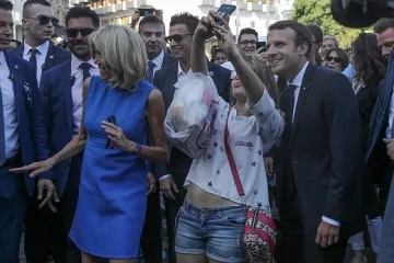 Макрон и съпругата му се разходиха пеш из Атина