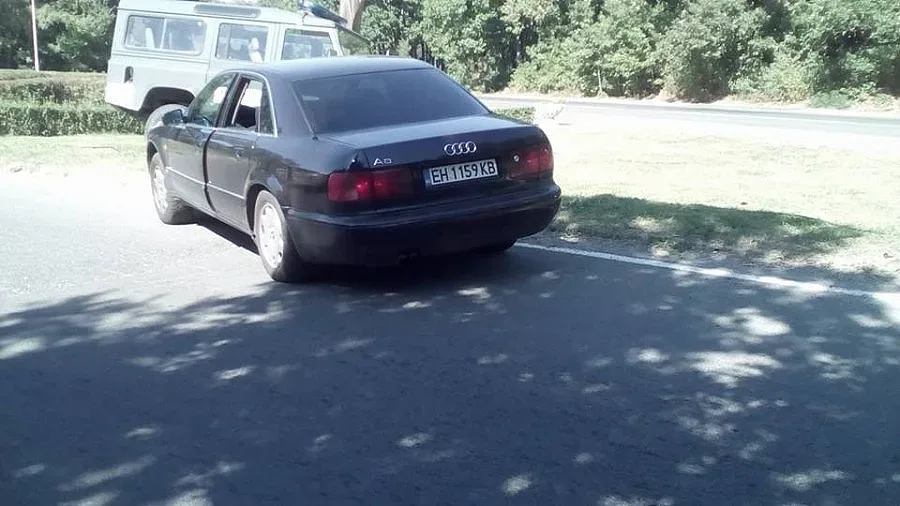 Хванаха 11 мигранти натъпкани в автомобил