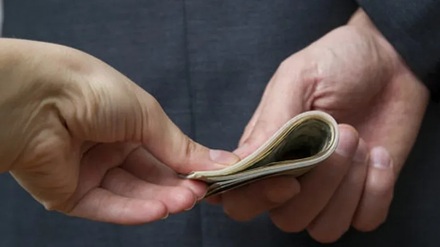 Хванаха с рушвет служители на АБХ