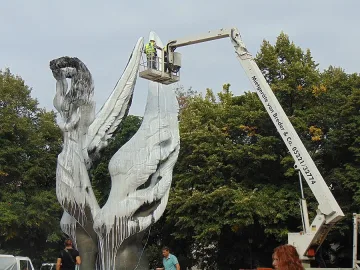 Лъснаха с 15 литра шампоан паметник в Пловдив 