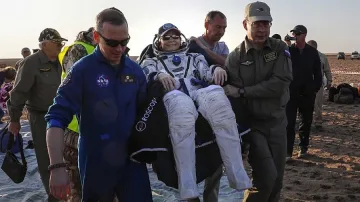 Астронавтка-рекордьор се върна след 288 дни в космоса