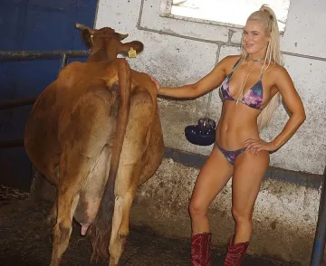 Съпругата на кечиста Русев дои крава на село