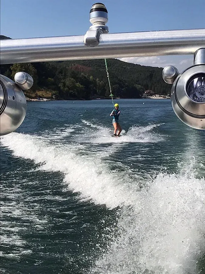 Външният министър пори вълните на язовир "Искър"