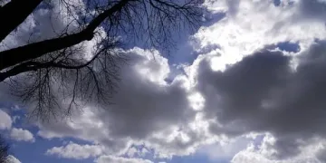 Слънце между облаците, дръжте си връхните дрехи