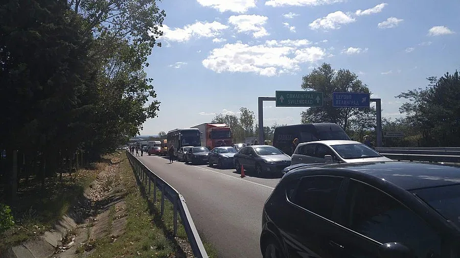 Двойна катастрофа запуши магистрала "Тракия" /ОБНОВЕНА/