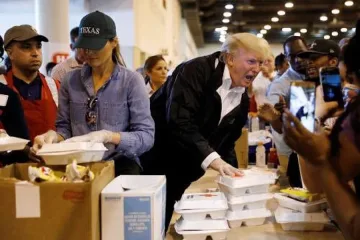 Тръмп стана сервитьор на пострадалите от "Харви"