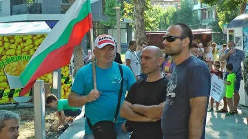 30 служители на реда протестираха под тепетата