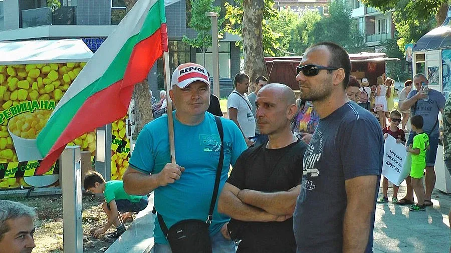 30 служители на реда протестираха под тепетата