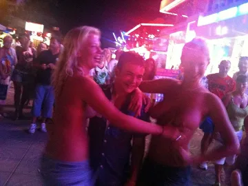 Секс шоп и тату-студио продавали дрога в Слънчев бряг