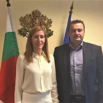 Сливница поска рамо от Анкелкова  в рекламата