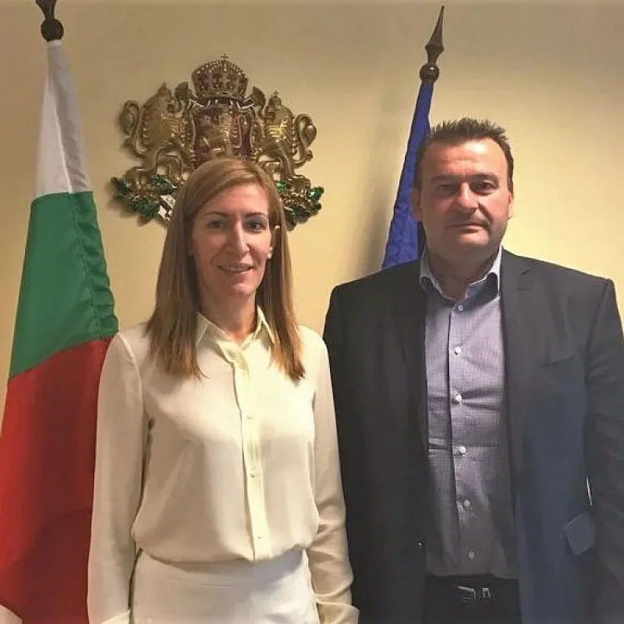 Сливница поска рамо от Анкелкова в рекламата