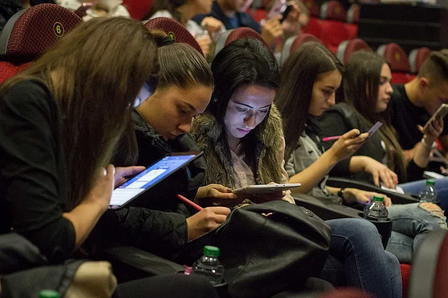 А скъпите телефони ще ги забраним ли в клас