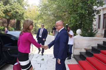 Захариева обеща рамо на Черна гора за ЕС