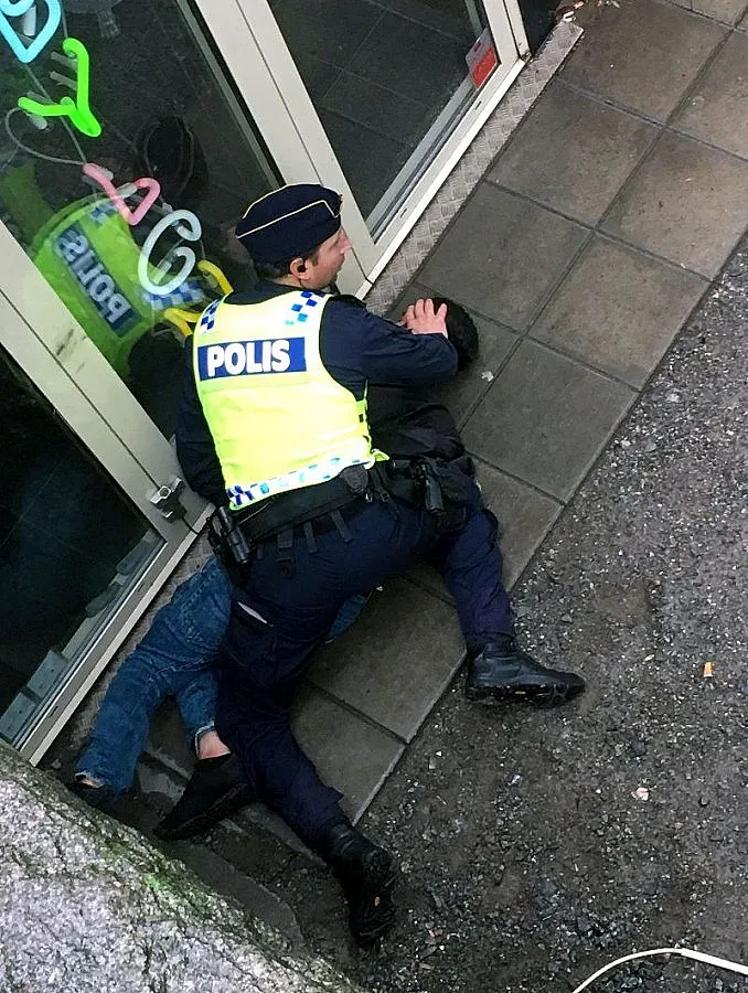 Наръгаха полицай във врата насред Стокхолм