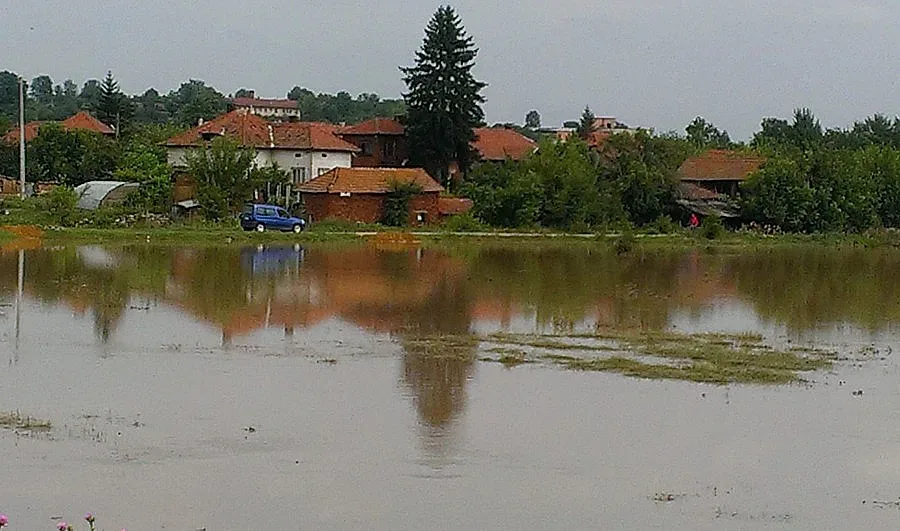 Четири язовира застрашават населени места в Северозапад