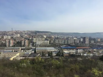 Счупен прозорец довел до стрелбата във Велико Търново