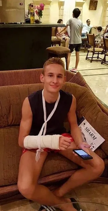 Наш боец покори света със счупена ръка