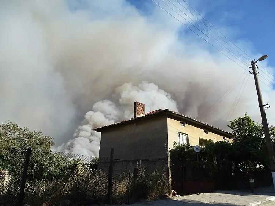 Лек дъжд помага на пожарникарите край Влахи