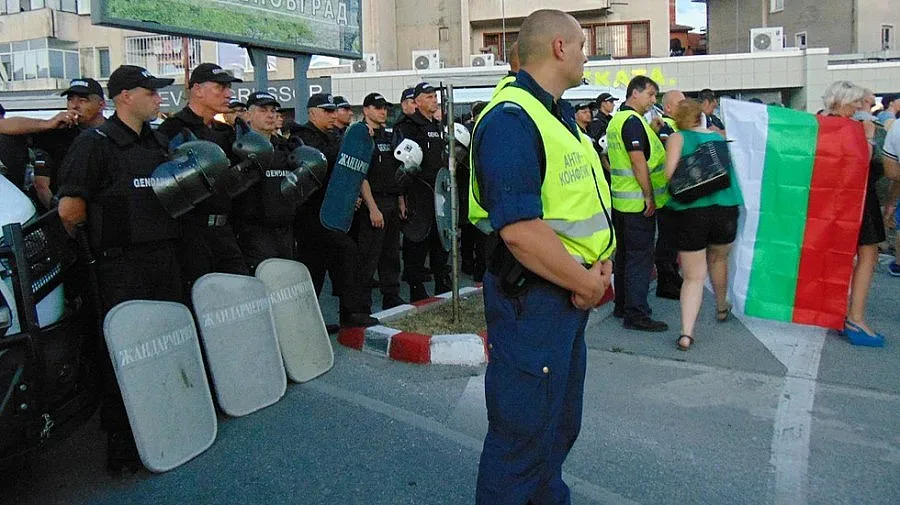 Само 150 човека на поредния протест в Асеновград