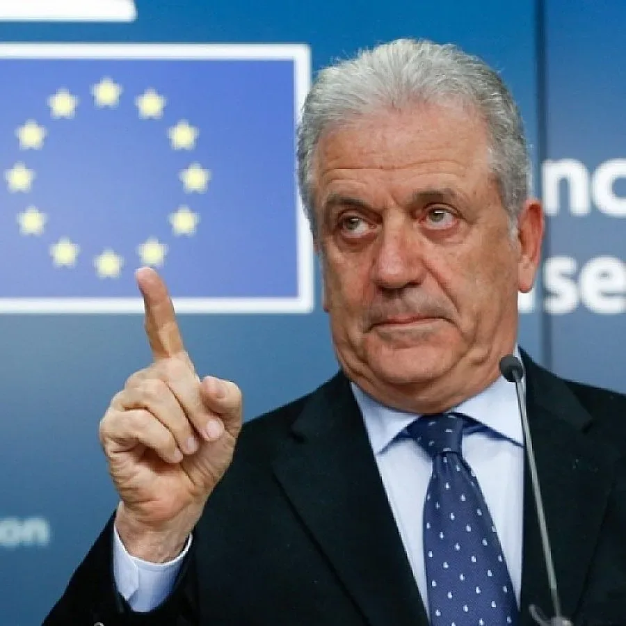 Еврокомисар заплаши държавите, заливащи Европа с мигранти