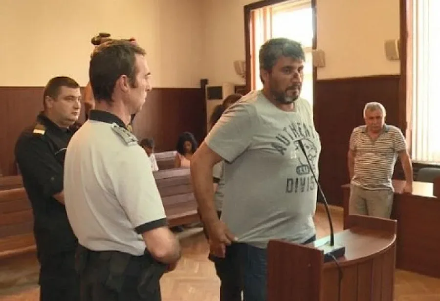 Биячът на граничари остава в ареста