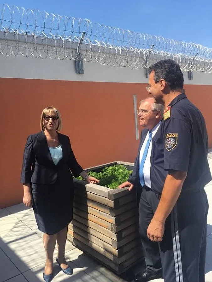 Цачева показа в Австрия проект за нов софийски затвор