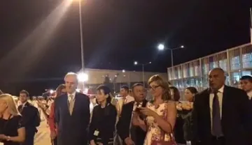 Макрон пристигна, Борисов го посрещна на пистата