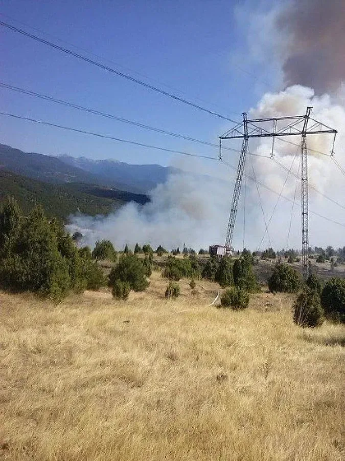 Два вертолета гасят пожара край Симитли