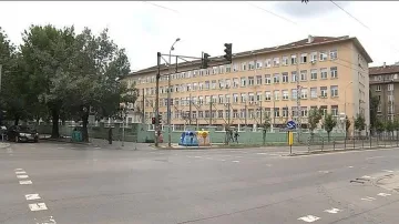 Родители на протест в подкрепа на  уволнената директорка на СМГ