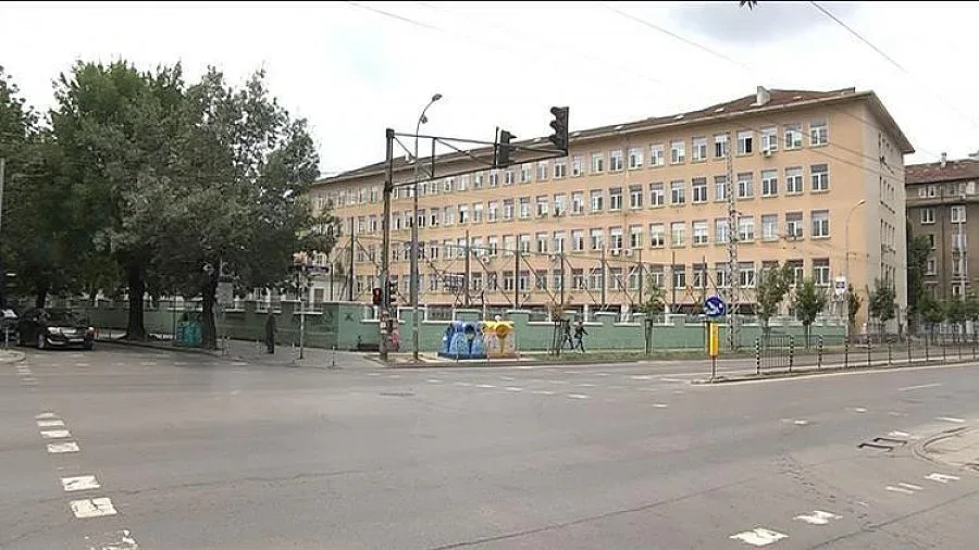 Родители на протест в подкрепа на уволнената директорка на СМГ