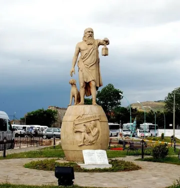 Искат да махнат статуята на Диоген от родното му място