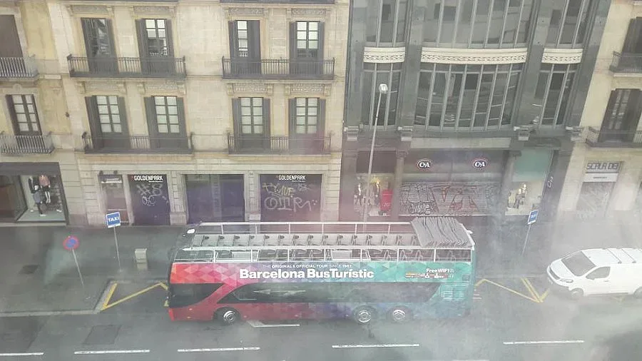 Евакуираха площад "Каталуния" заради пакет