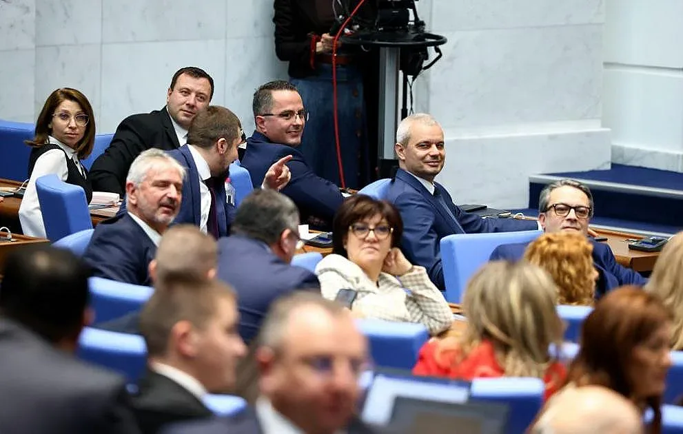 Напрежение в НС, депутати напускат пленарната зала