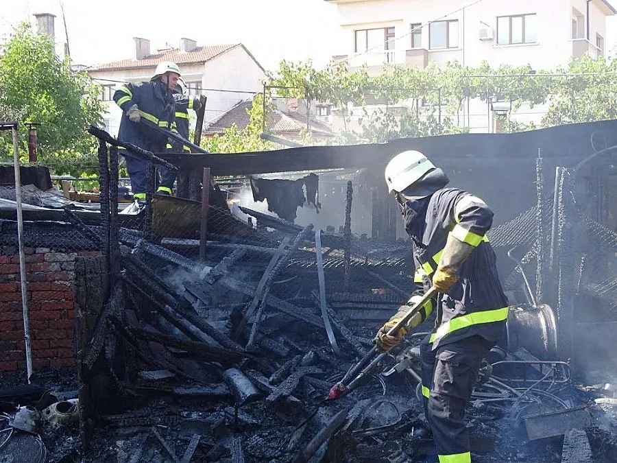 Пожар изпепели имоти в Благоевград