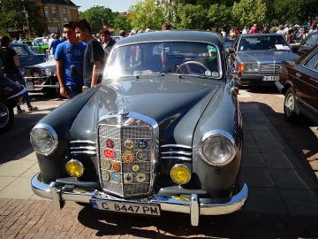 Дупница на опашка за селфи с Мерцедес от 1953 г.