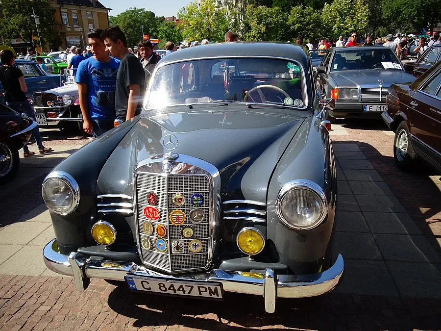 Дупница на опашка за селфи с Мерцедес от 1953 г.