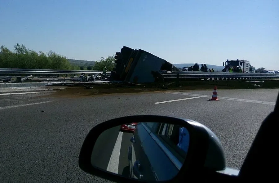 Шофьор на ТИР се уби