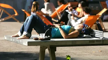 Топло и приятно, с лек ветрец