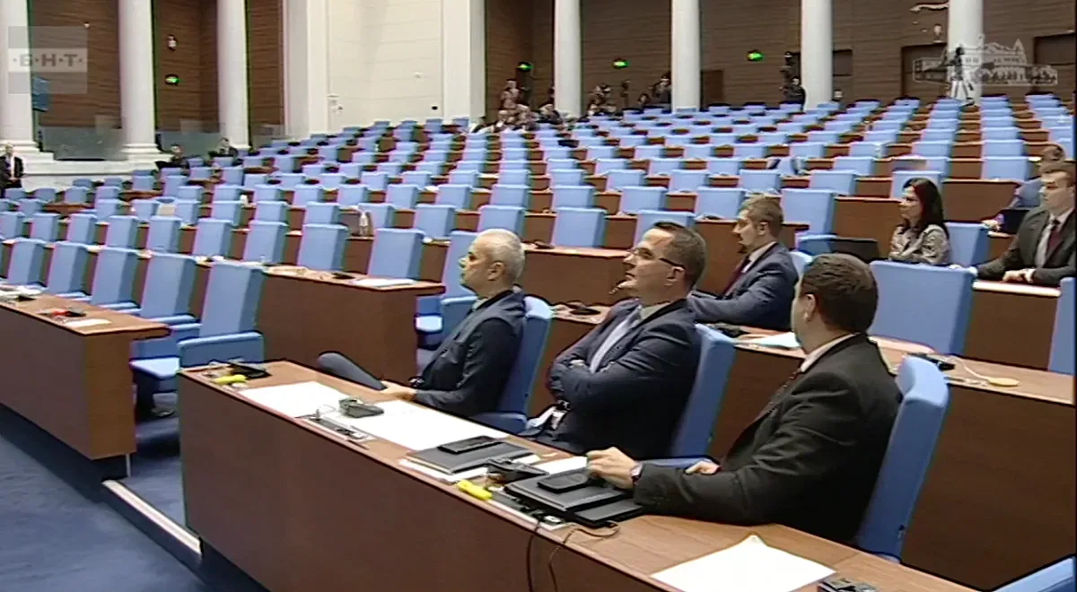 Нов скандал с "Възраждане" в парламента! Депутати опразниха залата