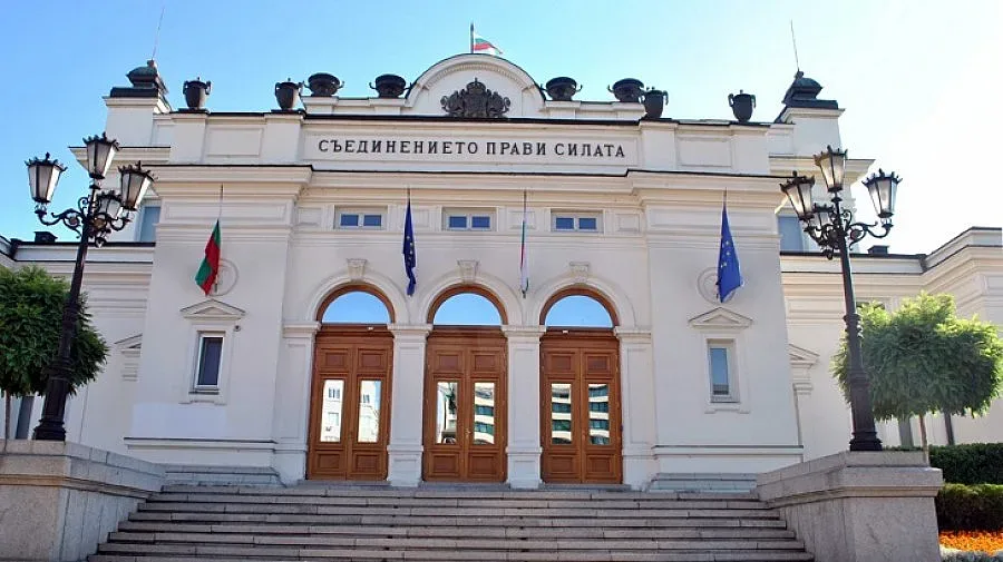 Сменят осветлението пред парламента за 310 000 лв. без ДДС