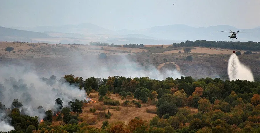 Военни помагат на пожарникарите в Хасковско