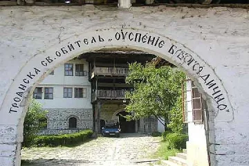 Отпуснаха още половин милион на Троянския манастир