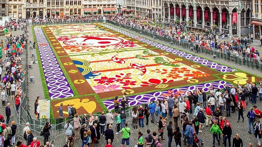 Килим от цветя украси брюкселския "Гран плас"
