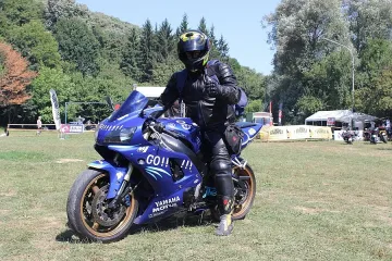 Рокер спря шествие, за да предложи брак