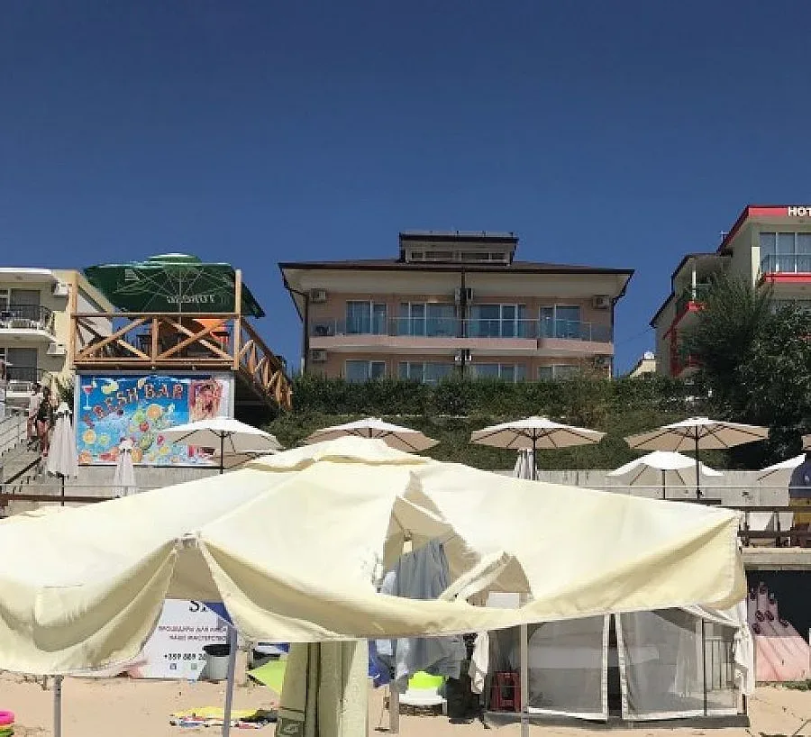 Скъсани чадъри и стари табели откри Ангелкова в Равда