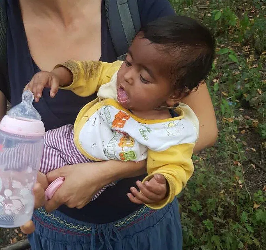 Търсят родителите на захвърлено бебе