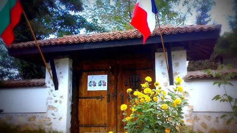 Селото на щъркелите става Монмартър