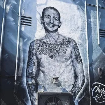 Феновете още скърбят  за Честър Бенингтън